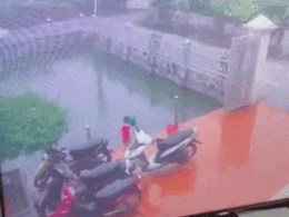 Thót tim clip em bé rơi xuống ao khi một mình chơi ở sân không có người lớn trông coi