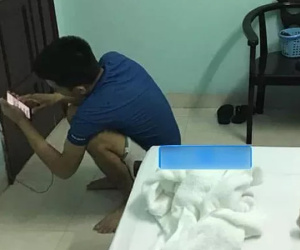 Quen 3 ngày đã dẫn nhau vào nhà nghỉ, cô gái mòn mỏi nằm đợi còn chàng trai dứt khoát ngồi dưới đất làm việc này