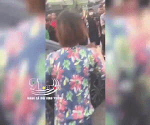 Xôn xao clip người phụ nữ cầm gạch đập kính rồi ngồi chặn đầu ô tô nghi của chồng