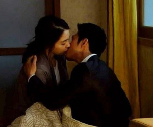 Đêm tân hôn, mẹ nghe rõ con trai nói với vợ: 'Để anh liều thêm lần nữa, không đau đâu' nhưng sự thật lại cười ra nước mắt thế này