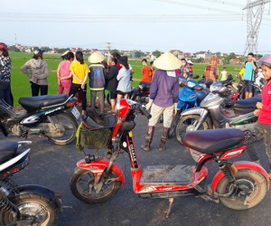 Hàng trăm người theo dõi cuộc tìm kiếm nam thanh niên ngã xuống sông mất tích