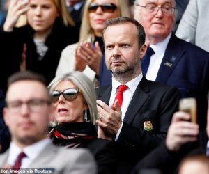 HLV Louis van Gaal: 'Ed Woodward không hiểu gì về bóng đá'