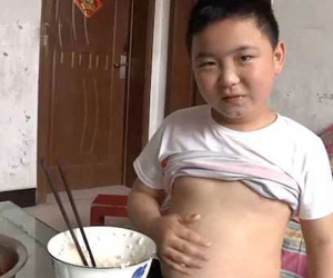 Cậu bé 11 tuổi cố tăng 40 kg để cứu cha