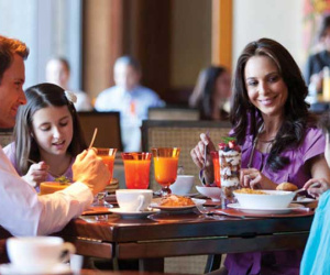 Bữa ăn hàng của gia đình giàu và nghèo thể hiện thất bại dạy con