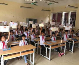 Khuôn mặt đáng thương của cậu bé duy nhất không được nhận giấy khen trong lớp gây tranh cãi