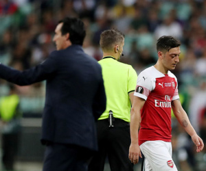 Ozil hết đường ở lại Arsenal sau khi 'mắng' HLV Emery