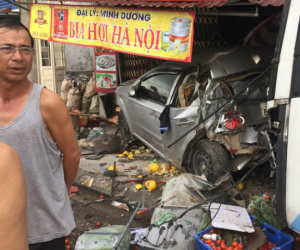 Tai nạn liên hoàn, một phụ nữ đi xe đạp điện bị xe khách đâm tử vong
