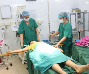 Đi chăm người nhà, bà mẹ Tuyên Quang trụy mạch, bác sĩ tá hỏa phát hiện thứ này trong bụng