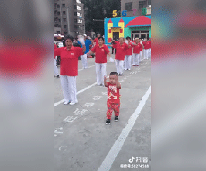 Say sưa tập dưỡng sinh, cậu bé mũm mĩm lại 'một mình một kiểu' khiến dân mạng được phen cười bò