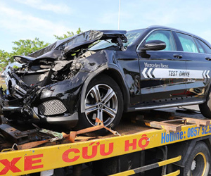 Mercedes chạy thử gây tai nạn liên hoàn