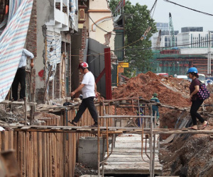 Thi công đường vành đai 3 trên cao, người dân chật vật bắc cầu lên nhà