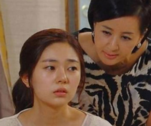 Xúi con bỏ vợ quê mùa, mẹ chồng thất thần khi thấy cuốn sổ tiết kiệm của con dâu