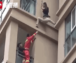 Bị bạn trai đuổi đánh, cô gái hoảng hốt trèo qua cửa sổ tầng 6 và cái kết