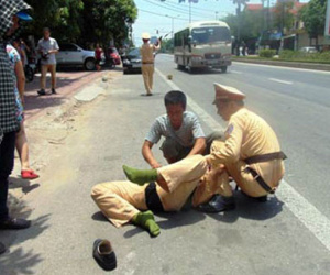 Hà Nội khởi tố người tông xe máy làm trung uý cảnh sát bất tỉnh