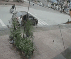 Video: Người phụ nữ trung niên 1 mình đánh đuổi 4 giang hồ tới đòi nợ con trai