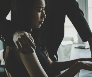 Bỏ việc không lương vì đi làm bị Sếp gạ gẫm, cưỡng hôn, cô gái trẻ được cư dân mạng tư vấn cho hàng loạt cách 'trả miếng'