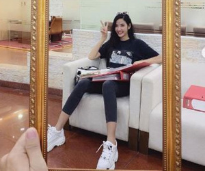 Á hậu Hoàng Thùy gây tranh cãi khi khoe chụp ảnh cùng khung ảnh 'bàn thờ', netizen chỉ trích: 'Vui thôi đừng vui quá'
