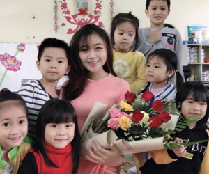 Xuất hiện trong bức hình chụp ở lớp, nữ giáo viên mầm non khiến dân mạng lập tức "truy tìm"