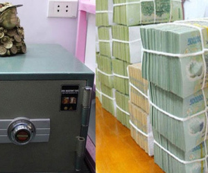 Tiền mặt xếp khối cất két, đút gầm giường trong nhà giàu Việt