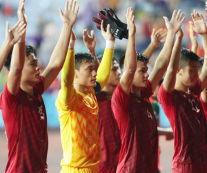 Hình ảnh cảm động: U23 Việt Nam đội mưa đi khắp khán đài cảm ơn người hâm mộ sau trận thắng U23 Myanmar