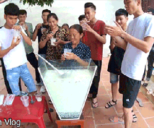 Tốc độ ra clip vùn vụt: bà Tân Vlog làm sữa tươi trân châu khổng lồ mừng 1,9 triệu sub ngay sau khi được bật kiếm tiền YouTube