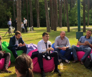 Ngồi ghế lười, họp báo kín giữa rừng: Động thái 'lạ lùng' của Tân TT Ukraine Zelensky