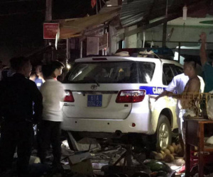 Xe CSGT tông người đi đường rồi lao vào nhà dân, một người nguy kịch