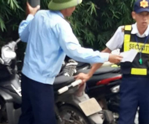 Hà Nội: Xôn xao nhiều người đi ngược đường bị bảo vệ chung cư chặn xe và bắt nộp phạt 100 ngàn đồng