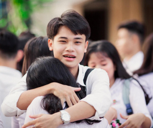 Vừa khóc lóc đòi ôm crush ngày cuối cùng của đời học sinh, cậu bạn liền quay ngoắt biểu cảm sung sướng thoả mãn cực hài