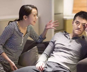 Mỗi đêm khi cánh cửa phòng ngủ khép lại, vợ đưa tôi mảnh chăn mỏng và ra điều kiện khiến tôi nhục nhã cay đắng