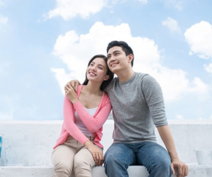 Đêm tân hôn, tôi mặc váy đỏ, xức nước hoa, trang điểm kỹ càng đầy quyến rũ nhưng chưa kịp làm gì thì chồng đã vội vàng chạy đi