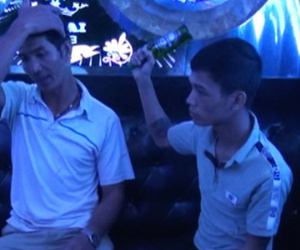 Khống chế, bạo hành chồng trong phòng hát, ép vợ mang tiền đến trả