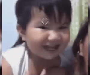 Hí hửng ngó mặt vào màn hình điện thoại cùng mẹ, biểu cảm của em bé sau đó khiến dân mạng vừa buồn cười vừa thương