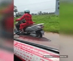 Clip: Người đi đường bàng hoàng khi chứng kiến người mẹ chở theo con nhỏ trong dáng ngồi 'ít ai dám thử'
