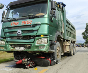 Xe tải lấn làn kéo lê xe máy, khiến cháu bé 19 tháng tuổi tử vong