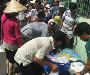 Người đàn ông 5 năm làm từ thiện ở BV Ung Bướu: 'Tôi sống ở khu này trên 30 năm rồi, chưa thấy ai phát cơm miễn phí mà bị đánh'