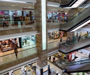 Hà Nội: Một cháu bé ngã từ tầng 2 ZARA bị thương