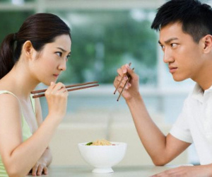 Nửa đêm xuống nhà tìm chồng, tôi chết lặng trước cảnh tượng trong phòng chị dâu