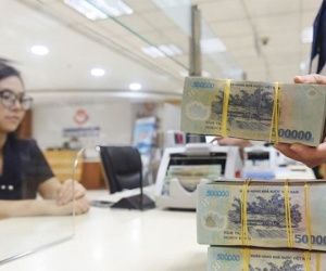 Chênh lệch lãi suất liên ngân hàng VND/USD thu hẹp, tiềm ẩn rủi ro tỉ giá