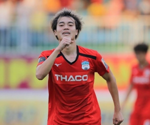 Văn Toàn nhận giải thưởng Cầu thủ xuất sắc nhất tháng 5 V.League 2019