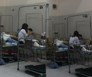 Vào chăm người yêu bị nằm viện, cô gái khiến mọi người ghen tị vì tâm lý hết nấc!