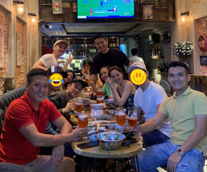 Dương Triệu Vũ khéo léo che chàng trai ngồi kế Bảo Anh nhưng fan vẫn khẳng định đích thị là Hồ Quang Hiếu