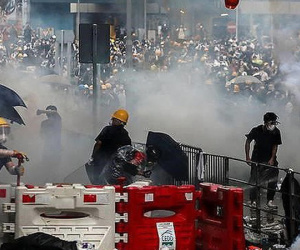 Hong Kong chìm ngập trong hơi cay và bạo loạn
