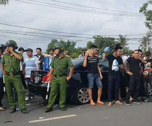 Đồng Nai: Hàng chục giang hồ vây công an trong ô tô