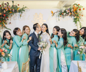 Chồng tương lai của MC Phí Linh lần đầu lộ diện, hạnh phúc hôn má cô dâu trong ngày ăn hỏi