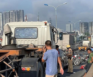 Tông liên hoàn trên cầu Phú Mỹ, kẹt xe từ sáng đến trưa