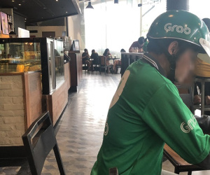 Đi mua nước cho khách, shipper Việt bị CEO Nhật khinh thường chỉ vì trông 'bẩn bẩn', làm mất không khí sang trọng ở Starbucks