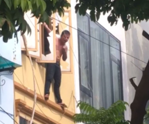 Hà Nội: Thanh niên trèo ra ngoài cửa sổ tầng 3, tự dí dao vào cổ và chửi bới khiến cả khu phố náo loạn