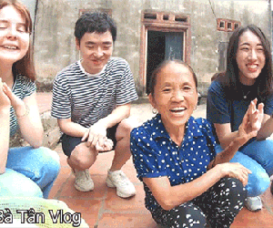 Bà Tân Vlog ăn mừng đạt huân chương kỷ lục Việt Nam, cùng 3 người cháu đến từ Hàn, Nhật, Nga làm đĩa xôi gà khổng lồ