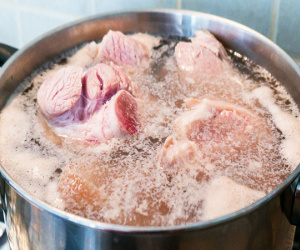 Nên luộc thịt bằng nước sôi hay nước lạnh?